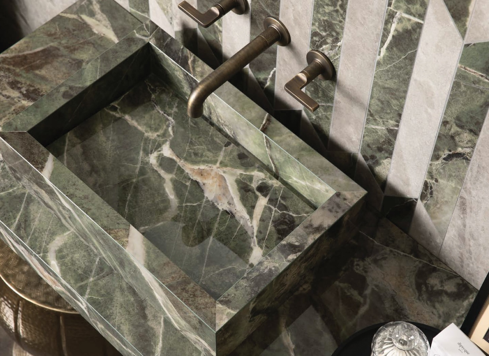 29.wallpicket.floorbrown.washbasinemerald