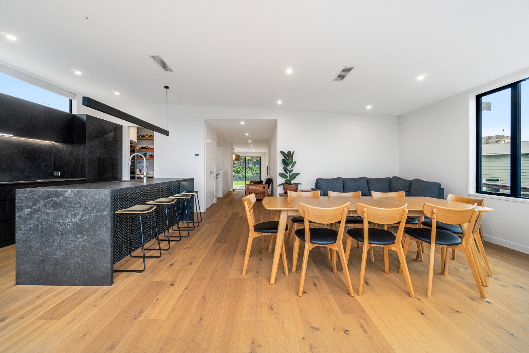 AK-7996-7-7-29-0002708