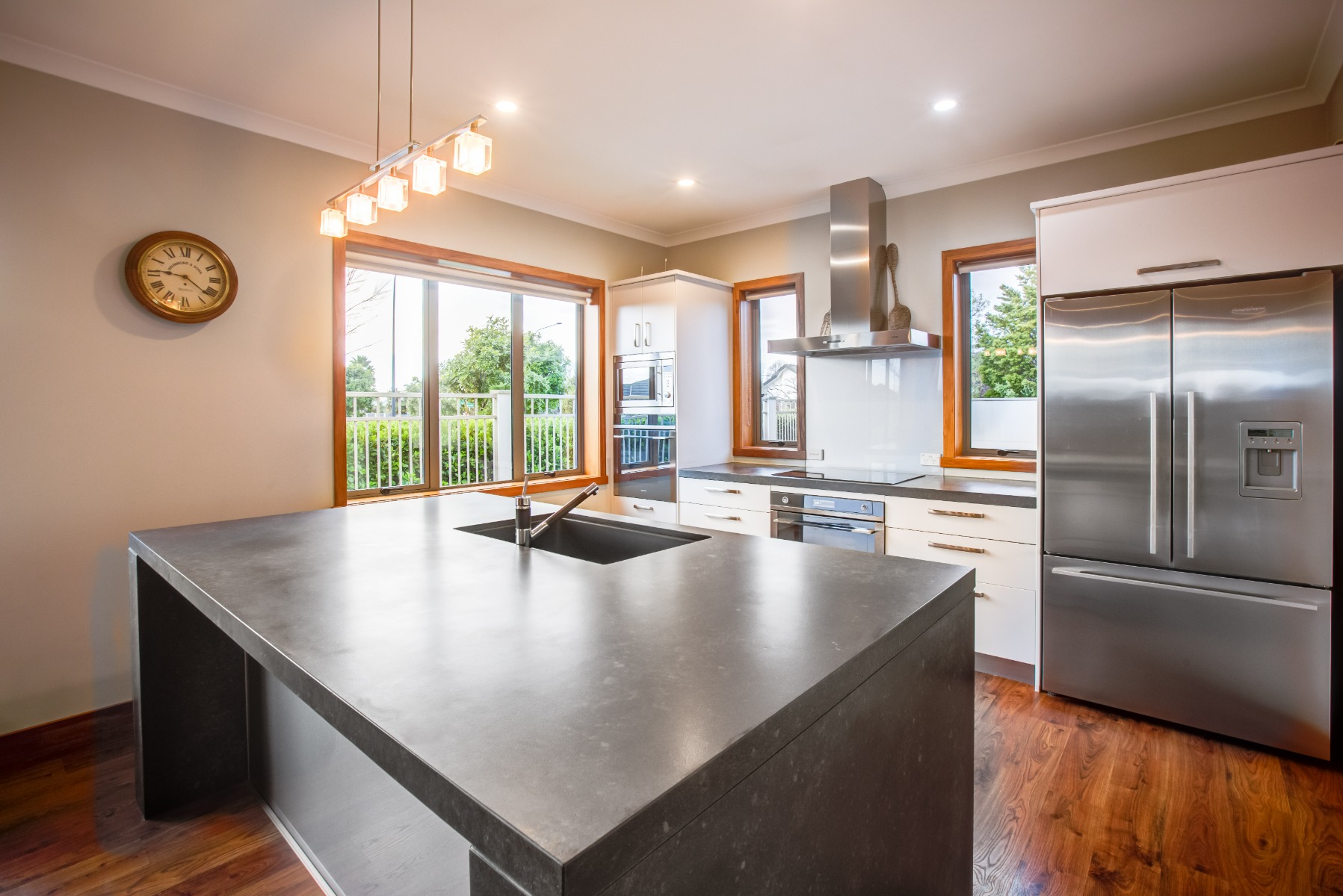 Metropolis-Dark_JR-Kitchen_3_