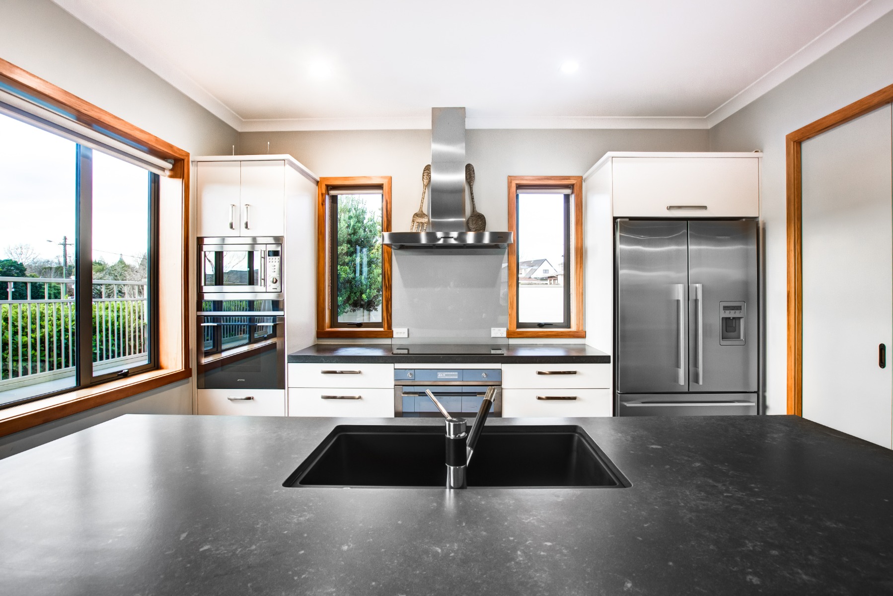 Metropolis-Dark_JR-Kitchen_4_