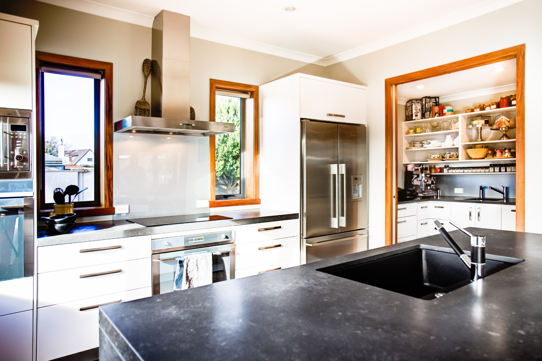 Metropolis-Dark_JR-Kitchen_8_