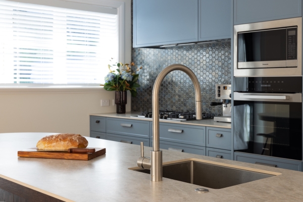 Enhancing Elegance with Brushed Anthracite Handles and Marble Yamuna Surfaces