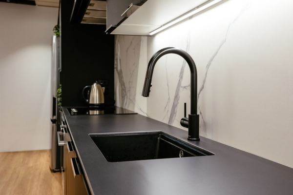 The Pros and Cons of Composite Sinks: Choosing the Perfect Sink for Your Modern Kitchen