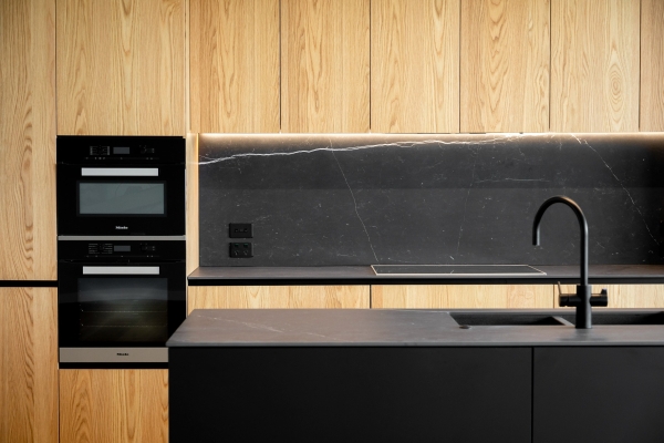 7 Key Differences Between Porcelain and Corian Benchtops (Review and Comparison)