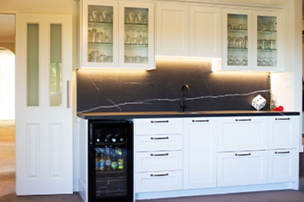 Classy Colonial Home-Bar