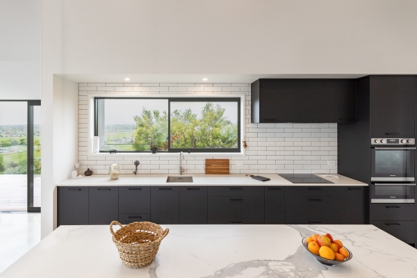 Porcelain Benchtops vs. Acrylic Surfaces for Kitchen Use: A Comprehensive Comparison