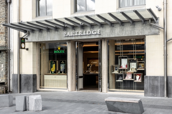 Shoplifting vs Wovenpanel: How Wovenpanel can increase security at a retail space.