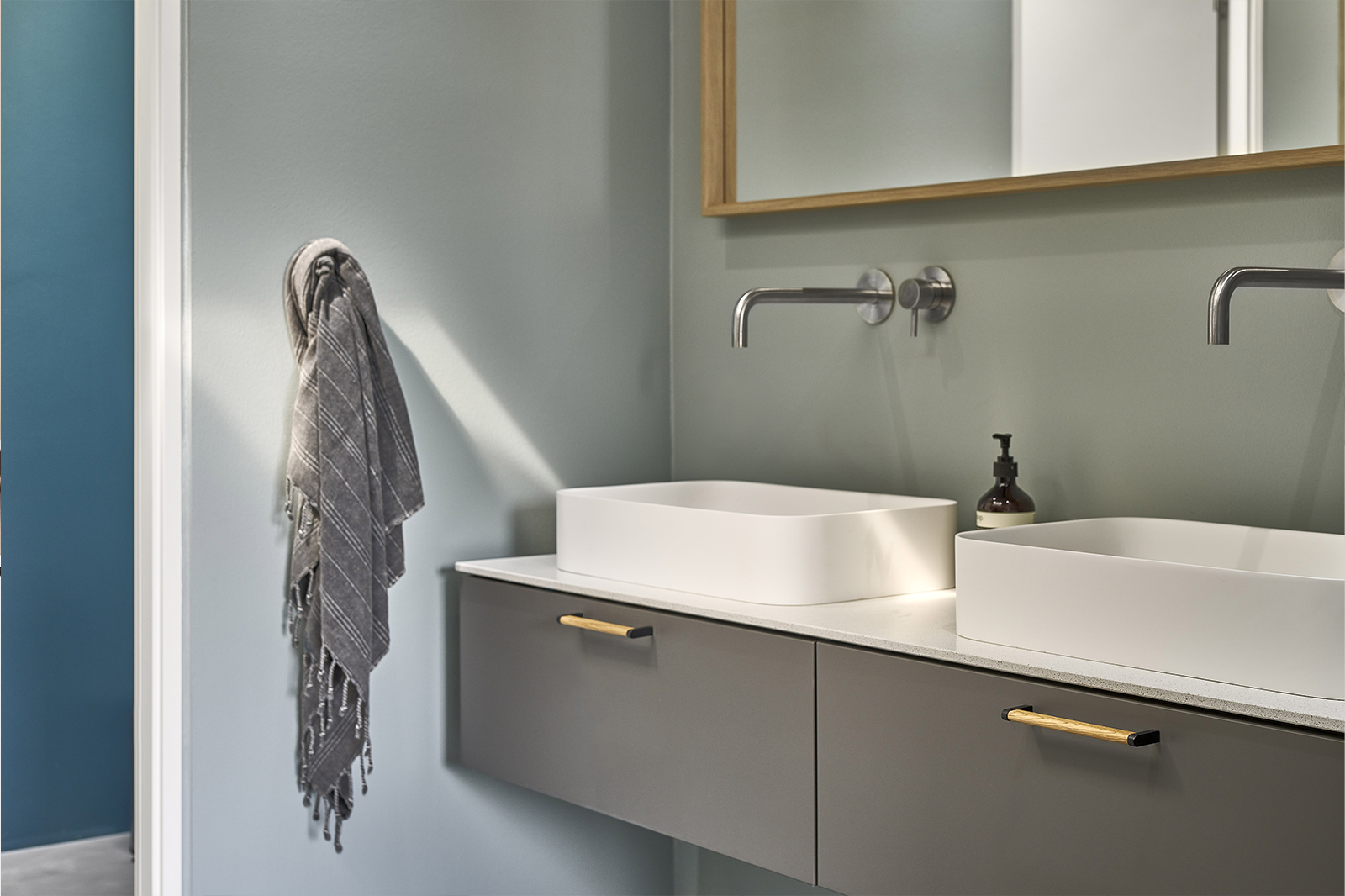 crossing-archant-handles-2