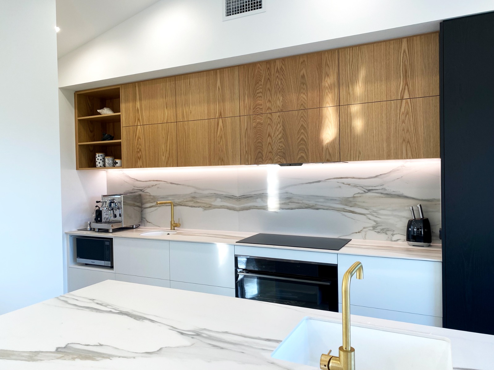 Luxe-Calatatta-Gold-Living---1---Archant-Porcelain