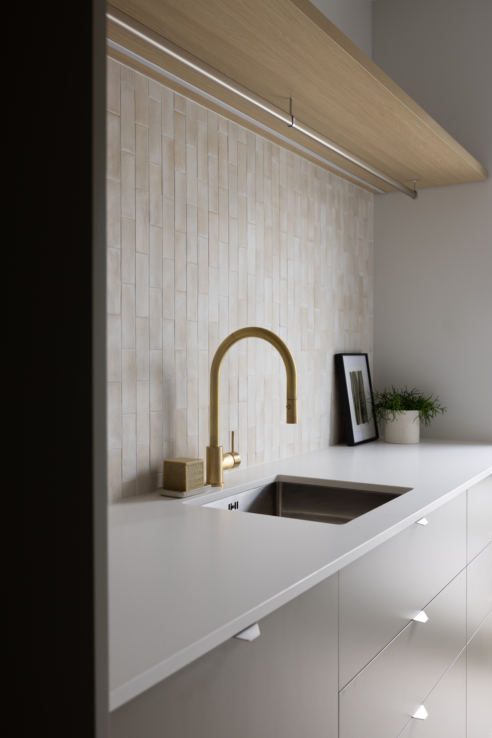 This image showcases a benchtop project featuring a Florim Yamuna surface