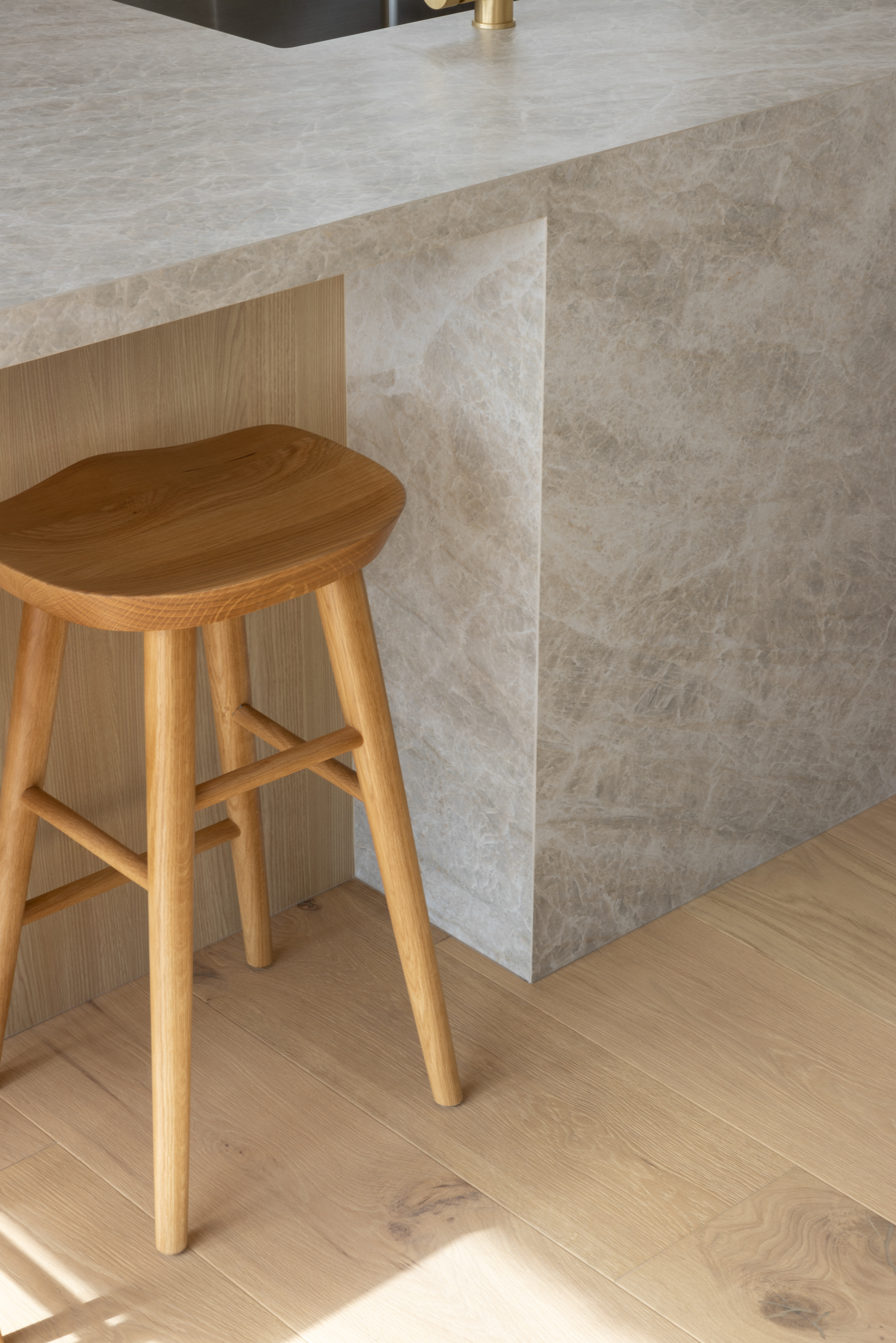 This image showcases a benchtop project featuring a Florim Yamuna surface