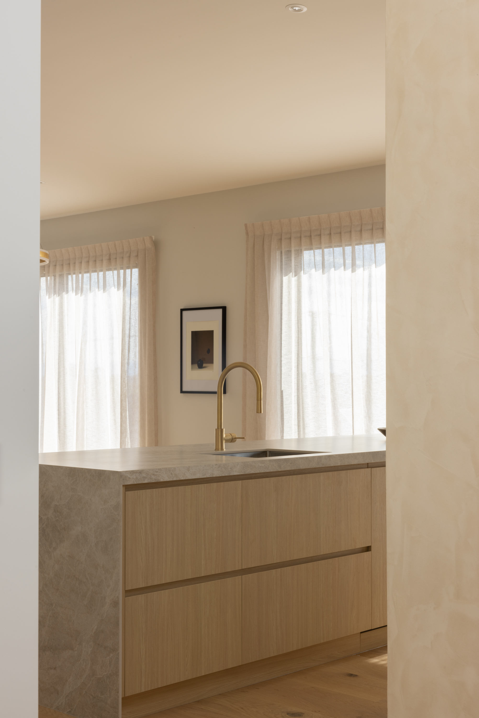 This image showcases a benchtop project featuring a Florim Yamuna surface