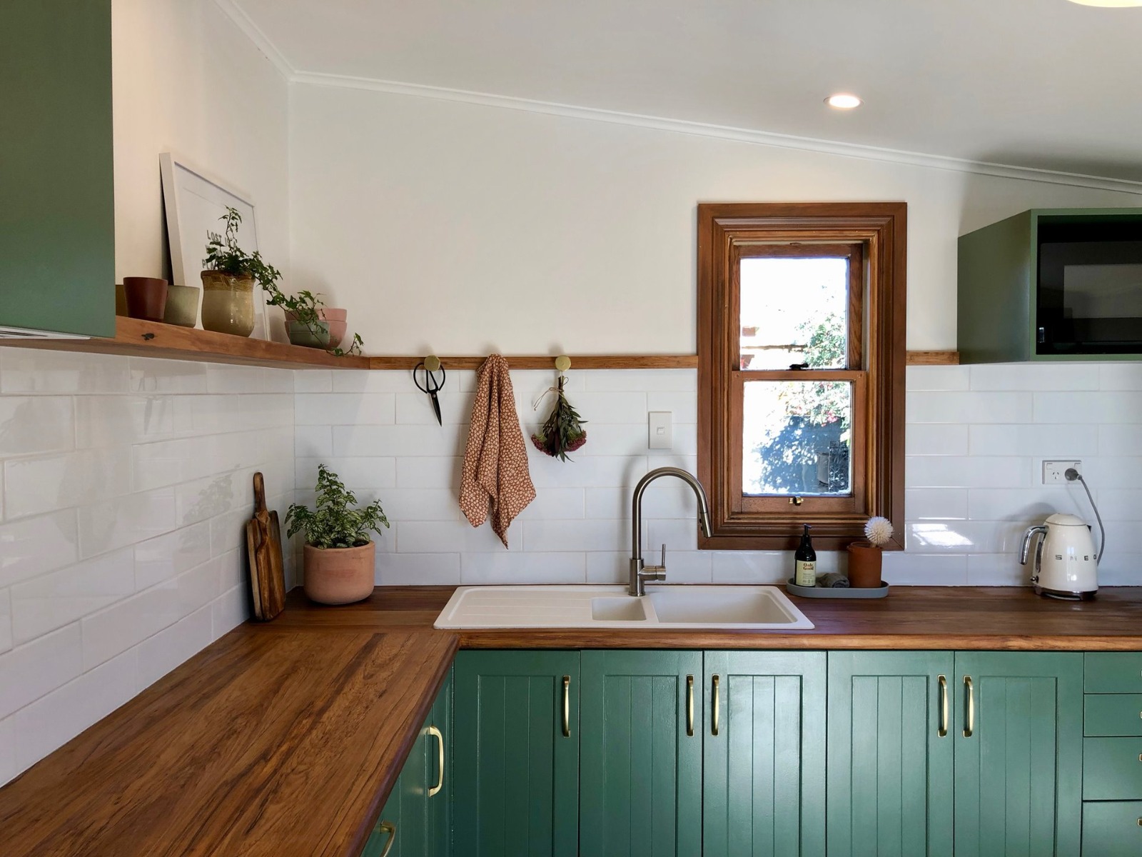 Sage-Green-Farmhouse-Cottage-6