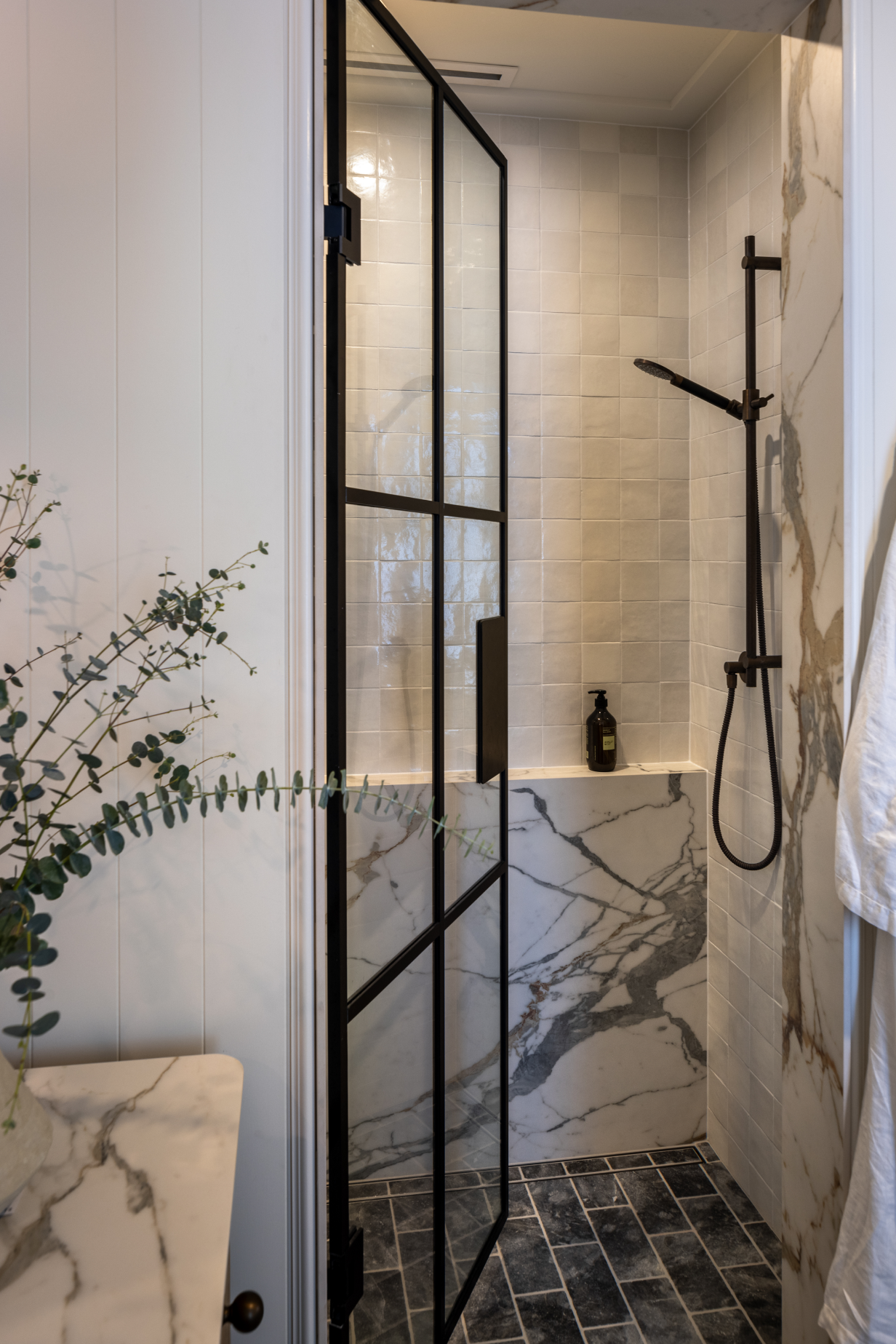 This image showcases a kitchen project featuring a Florim Stone Marfil