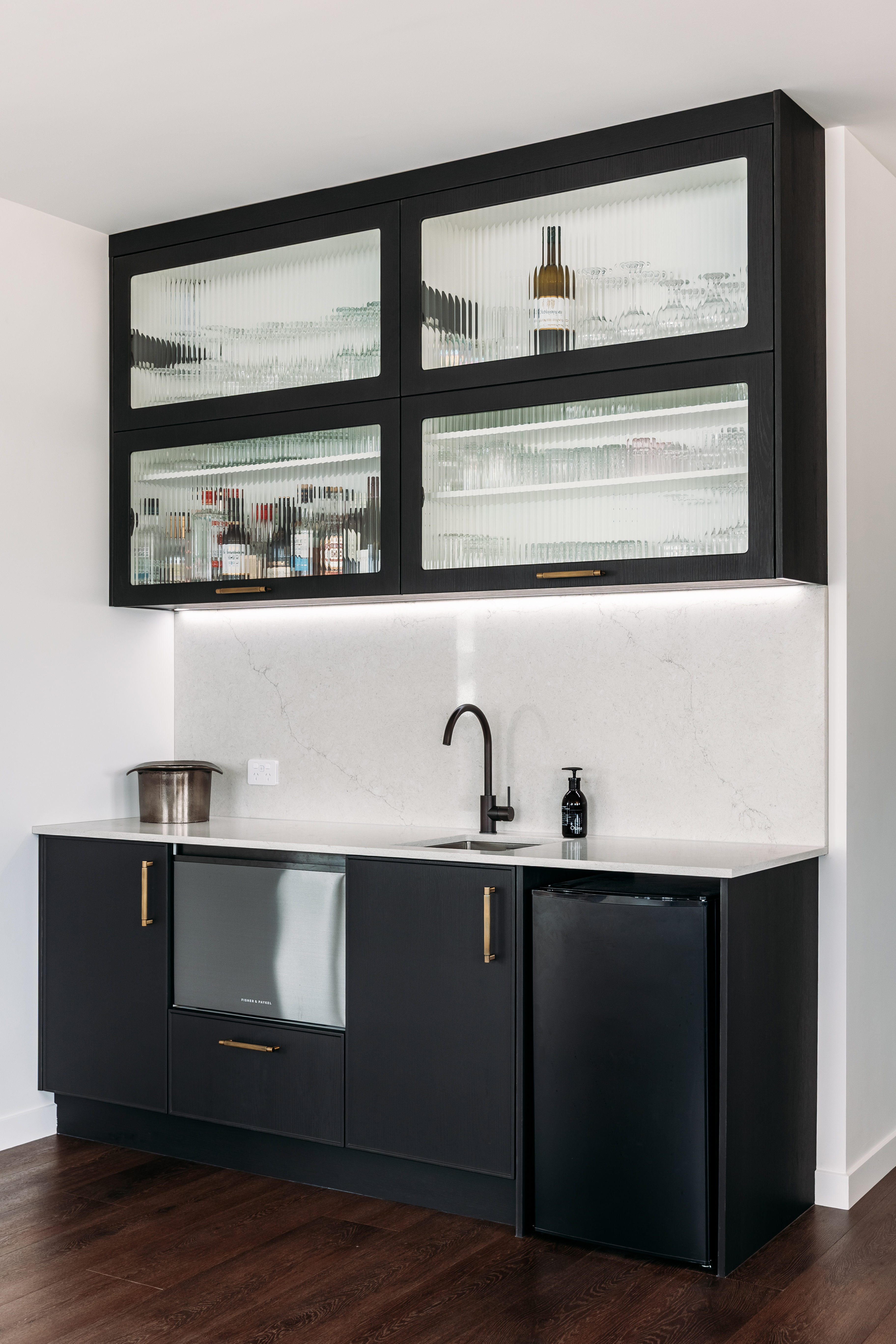 This image showcases a kitchen project featuring a Florim Stone Marfil