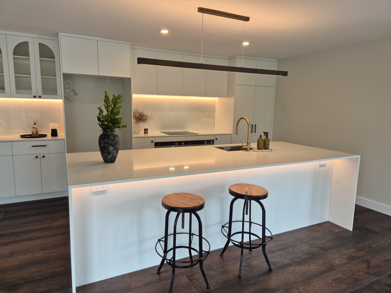 This image showcases a kitchen project featuring a Florim Stone Marfil