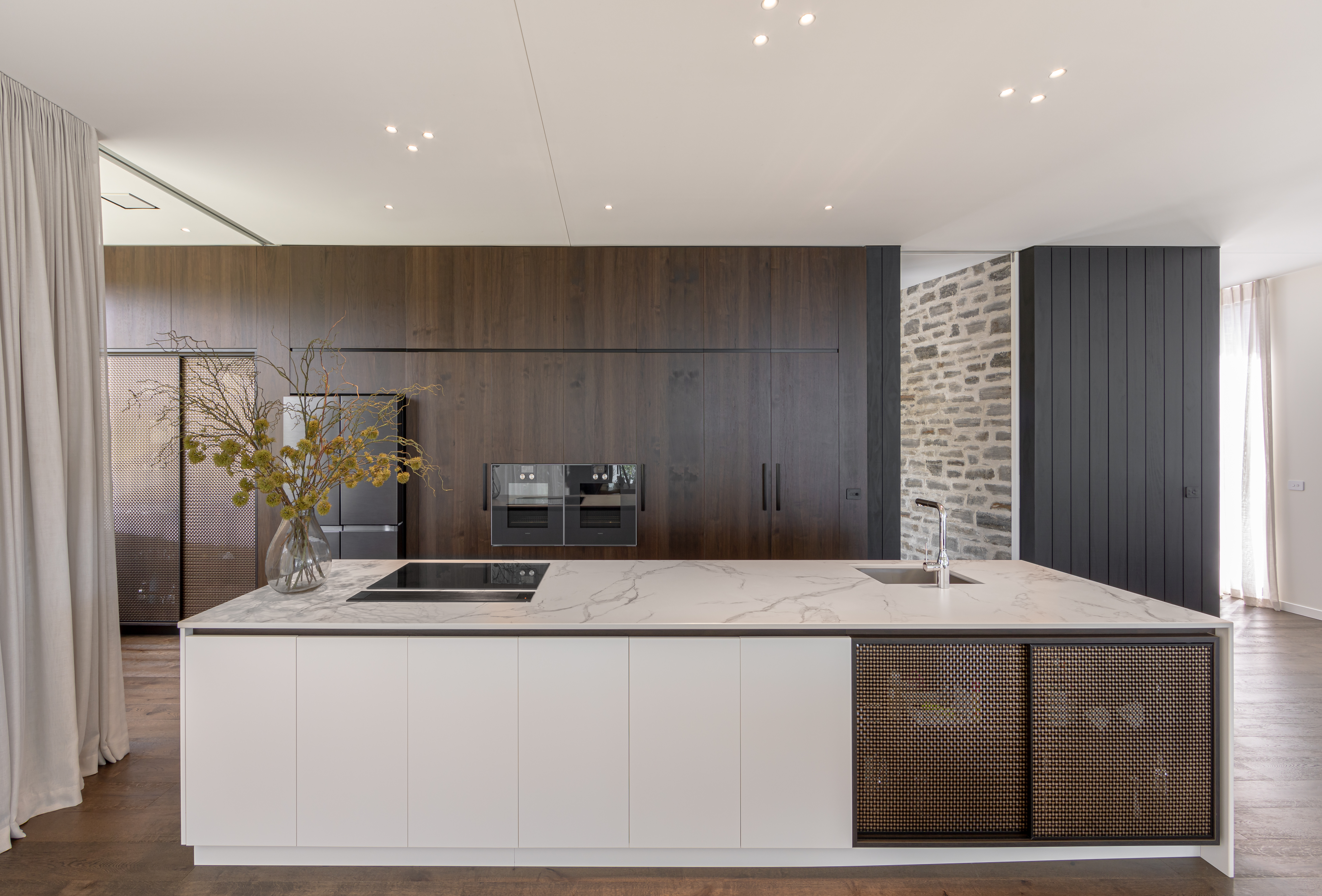This image showcases a kitchen project featuring a Florim Stone Marfil